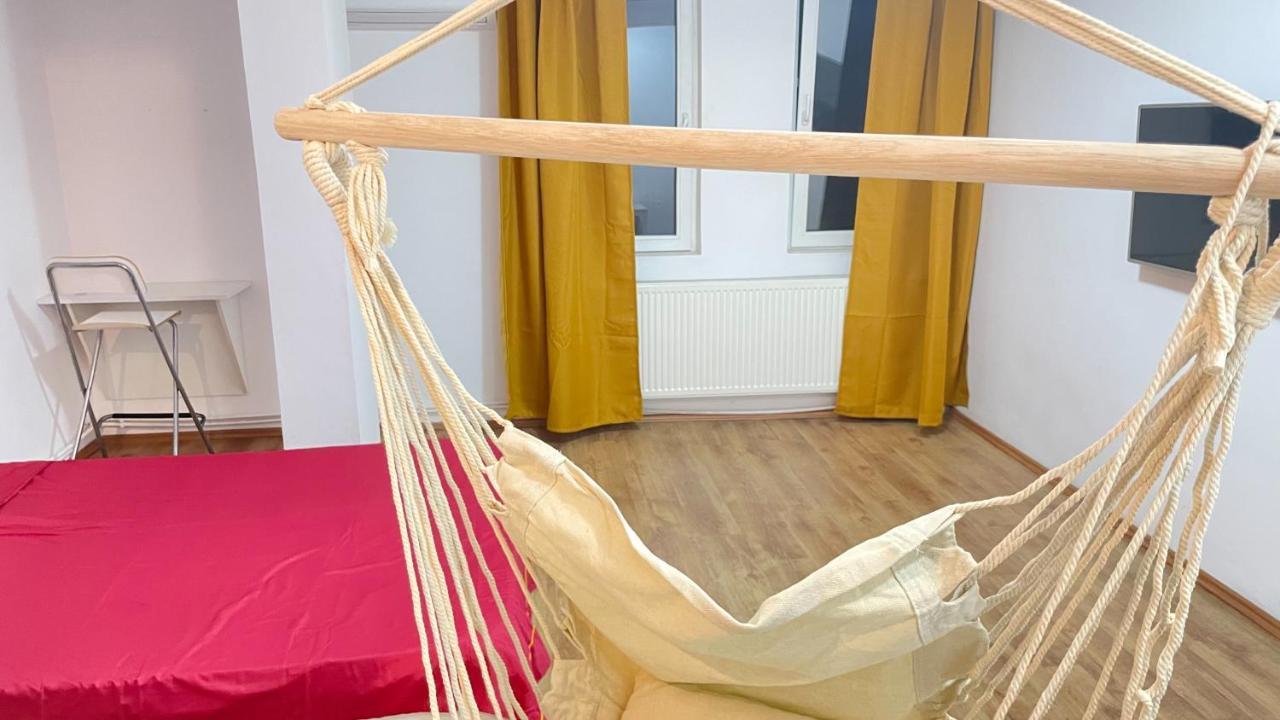 Private Room At Ceausescu'S Place In Old City Unirii Square Bucharest Exterior photo